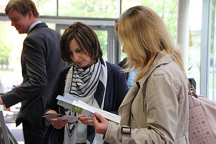 Besucherinnen informieren sich