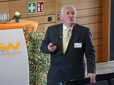 Prof. Dr. Peter Guggenbichler, Amistec GmbH, stellte Technologien für antimikrobielle Oberflächen vor. Prof. Dr. Peter Guggenbichler, Amistec GmbH, stellte Technologien für antimikrobielle Oberflächen vor.