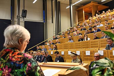 150 Teilnehmer sitzen im Hörsaal