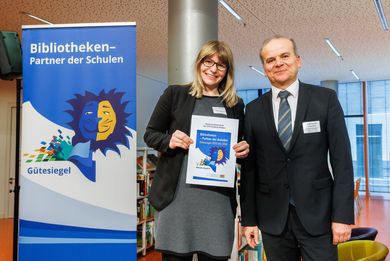 Lena Fischer mit Ukrunde in der Hand, danebenMinisterialdirektor Rolf-Dieter Jungk 