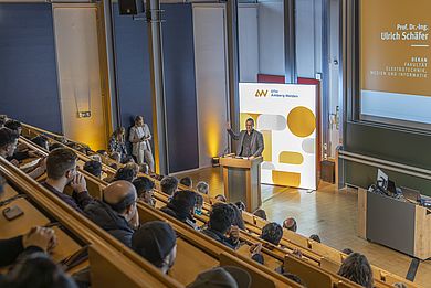 Unter anderem Prof. Dr. Ulrich Schäfer, Dekan der Fakultät Elektrotechnik, Medien und Informatik, richtete erste Worte an die neuen Studierenden