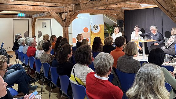 Im Rahmen des Orange Days organisierte die OTH Amberg-Weiden eine Lesung mit über Gewalt gegen Frauen