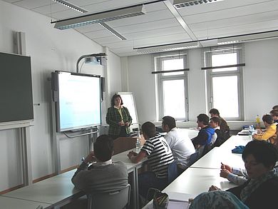 Im Rahmen der Lehrveranstaltung „Zulassungsverfahren in der Medizintechnik“ im Studiengang Medizintechnik referierte Dr. Petra Presenz (Leiterin der Qualitätskontrolle und zuständig für die Arzneimittelzulassung sowie für arzneimittelähnliche Med