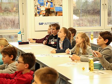 Kinder im Hörsaal