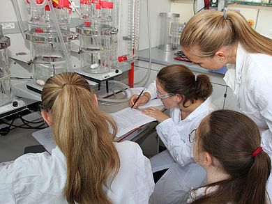 Mädchen experimentieren