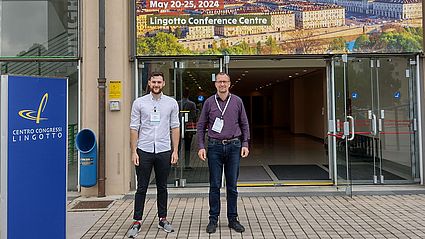Sebastian Steindl und Ulrich Schäfer am Eingang des Konferenzgebäudes