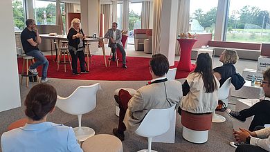 Thomas Völkl, Prof. Dr. Gabriele Murry und Hans-Jörg Schön (v.l.) sprachen beim O/HUB Talk über Teamentwicklung
