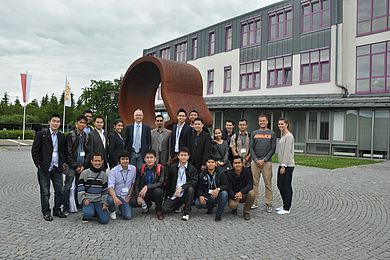 Zwischen indonesischen Hochschulen und der Hochschule in Weiden besteht seit vielen Jahren eine enge Zusammenarbeit mit gemeinsamen Projekten und dem Austausch von Studierenden. Die Trisakti Universität, Jakarta, mit 9 Fakultäten und etwa 30.000 Studier