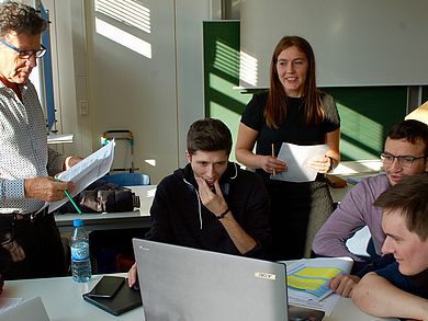 Unternehmen 2 diskutiert die Ergebnisse mit den Spielleitern.