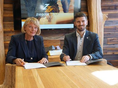 Prof. Dr. Andrea Klug, Präsidentin der OTH Amberg-Weiden, und Andreas Sandner, Prokurist der Ziegler Holzindustrie GmbH & Co. KG, bei der Unterzeichnung.