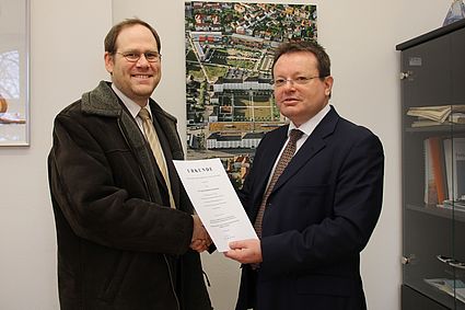 An der HAW wird ab dem Sommersemester 2013 Prof. Dr.-Ing. Dominikus Heckmann die Fakultät Elektro- und Informationstechnik mit dem Lehrgebiet „Mensch-Computer-Interaktion“verstärken. Präsident Prof. Dr. Erich Bauer überreichte dem neuen Kollegen a