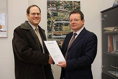 An der HAW wird ab dem Sommersemester 2013 Prof. Dr.-Ing. Dominikus Heckmann die Fakultät Elektro- und Informationstechnik mit dem Lehrgebiet „Mensch-Computer-Interaktion“verstärken. Präsident Prof. Dr. Erich Bauer überreichte dem neuen Kollegen a