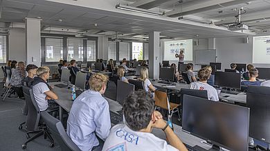 Hörsaal mit Besuchern