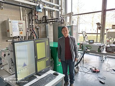 Professor steht in einem Labor