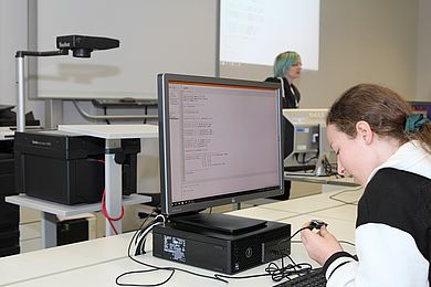 Die Schülerinnen lernen einen Microcontroller zu programmieren