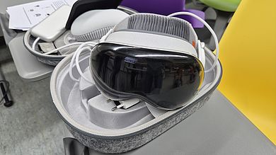 Startklar für den Einsatz: Die Vision Pros liegen vorbereitet für die Schülerinnen bereit.