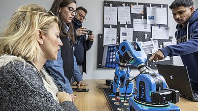 Frau spielt gegen Roboter