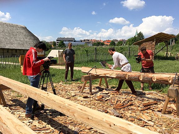 Studenten filmen Holzhacker