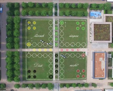Luftaufnahme vom Campus Amberg mit integriertem Mensch-ärgere-Dich-nicht-Spielfeld