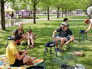 Teamwork und Trinkfreudigkeit gehören zu den vorzüglichsten Talenten von SpeedgrillerInnen.