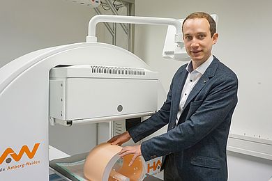 Christian Schmidkonz vor einem Computertomografen