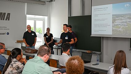 Referenten vor Gruppe