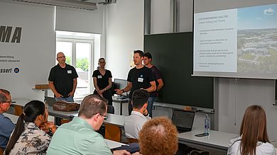 Referenten vor Gruppe