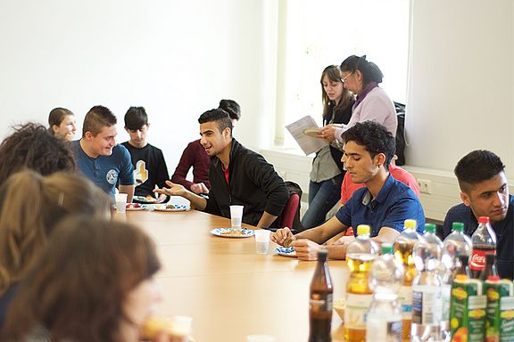 Kursteilnehmer beim gemeinsamen Essen