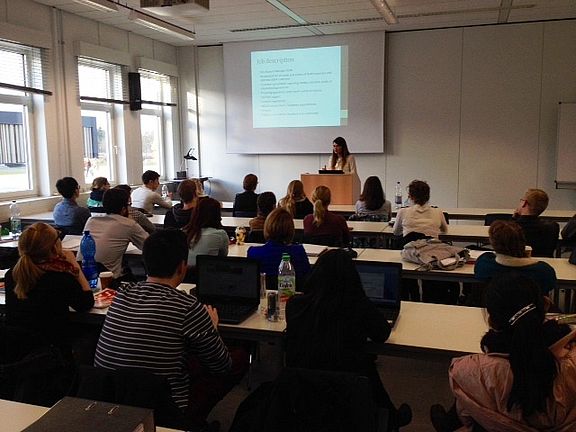 Im Rahmen der Lehrveranstaltung „Cultural and Social Aspects of English“ bei M.A. Amy De Vour-Geyer (Fakultät Wirtschaftsingenieurwesen) referierte Sina Holzschuh (Key Account Managerin, Corscience GmbH & Co. KG) zum Thema „How to enter the Job Mar