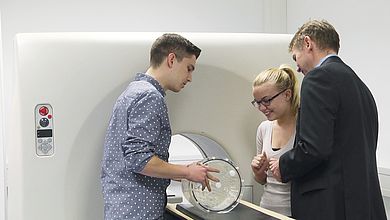 Studierende vor Computertomograph