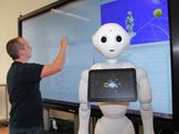 Roboter Pepper vor Touch-Screen