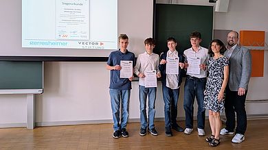 Die Preisträger zusammen mit den betreuenden Lehrkräften OStRin Silke Höger und StR Markus Jauernig