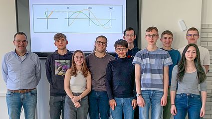 Professor Söllner mit den Schülern