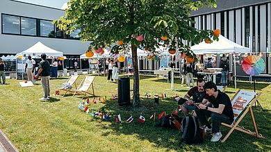 Bei heißen Temperaturen waren auch die Liegestühle im Schatten sehr beliebt