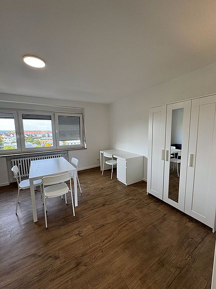 Wohnbereich mit Schreibtisch, Schrank, Tisch Wohnbereich mit Schreibtisch, Schrank, Tisch