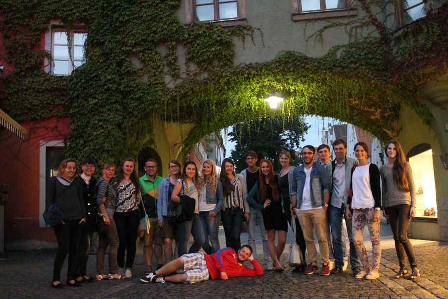 Studentengruppe in der Altstadt Weidens.