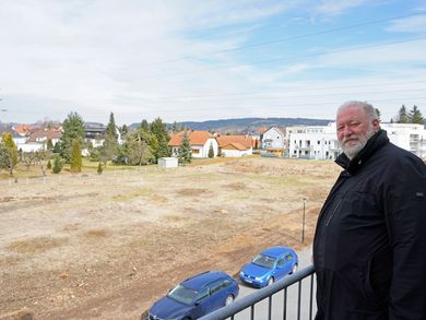 Ludwig von Stern, Kanzler der OTH Amberg-Weiden. Im Hintergrund: das Gelände, auf dem die neuen Parkplätze gebaut werden.