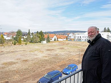 Ludwig von Stern, Kanzler der OTH Amberg-Weiden. Im Hintergrund: das Gelände, auf dem die neuen Parkplätze gebaut werden.