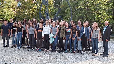 MINT-Mädchen vor dem Eingang der Handwerkskammer