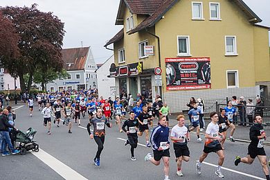 Prof. Dr. Christian Schmidkonz läuft dem Läuferpult davon und ist schließlich der zweitschnellste aus dem Team der Hochschule