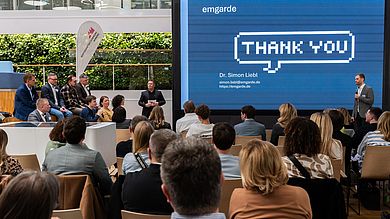 Auch Dr. Simon Liebl, ein ehemaliger Doktorand der OTH Amberg-Weiden, stellt seine Geschäftsidee vor einem ausverkauftem Publikum im Siemens-Besucherzentrum THE IMPULSE vor