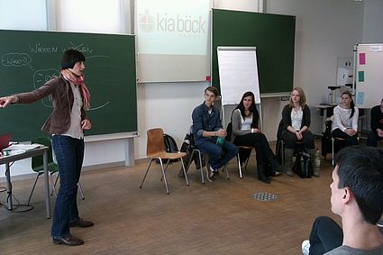 Mit den beiden Kursen „Sprechen vor Publikum“ und „Excel und Co. – Office Kurs“ ist das studienbegleitende Kursangebot im Wintersemester 2013/ 2014 gestartet. Durch dieses Zusatzangebot soll Studierenden die Möglichkeit eröffnet werden, sich K