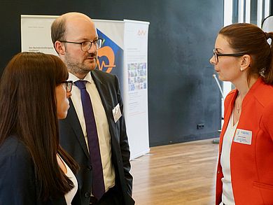 Christine Raps (OTH Amberg-Weiden/TRIO, links), Prof. Dr. Thomas Spittler (TH Deggendorf) und Barbara Stadler (Bezirk Oberpfalz) im Gespräch