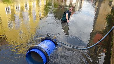 Student steht im Fluss