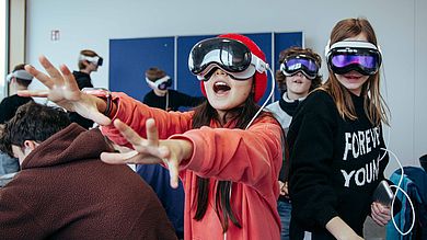 Neben dem Wettbewerb konnten die Schülerinnen und Schüler auch in verschiedene Labore der OTH Amberg-Weiden hineinschnuppern und beispielsweise mit VR-Brillen den menschlichen Körper erkunden