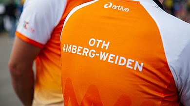Gut erkennbar im Orange der Hochschule war das Team der OTH Amberg-Weiden unterwegs