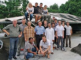 Prof. Dr. Markus Brautsch, Mitarbeiter und Studierende beim Besuch des Informations- und Demonstrationszentrums in Kerala, Indien