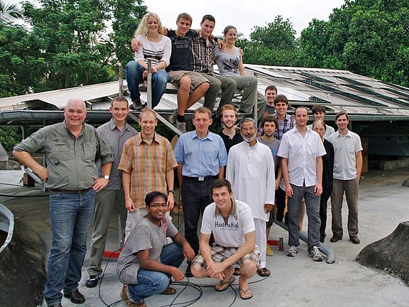 Prof. Dr. Markus Brautsch, Mitarbeiter und Studierende beim Besuch des Informations- und Demonstrationszentrums in Kerala, Indien