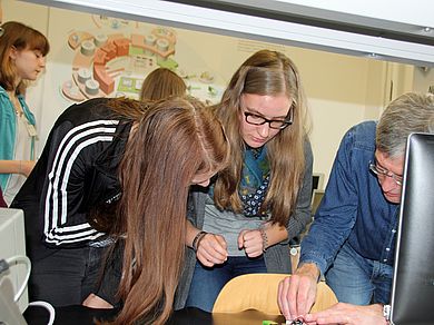 In Mitmach-Praktika führen die Schülerinnen eigene Experimente durch.