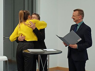 Herzliche Umarmung: Eine Russisch-Studierende bedankt sich bei ihrer Dozentin Svetlana Naumenko und dem Vizepräsidenten Prof. Dipl.-Ing. Ulrich Müller. Herzliche Umarmung: Eine Russisch-Studierende bedankt sich bei ihrer Dozentin Svetlana Naumenko und dem Vizepräsidenten Prof. Dipl.-Ing. Ulrich Müller.